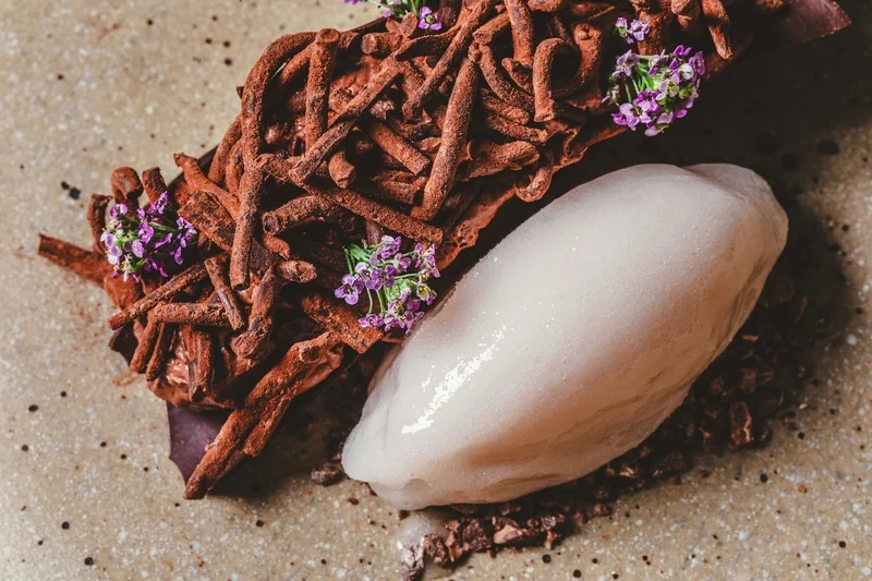 Do clássico ao autoral: onde celebrar o Dia do Chocolate com estilo