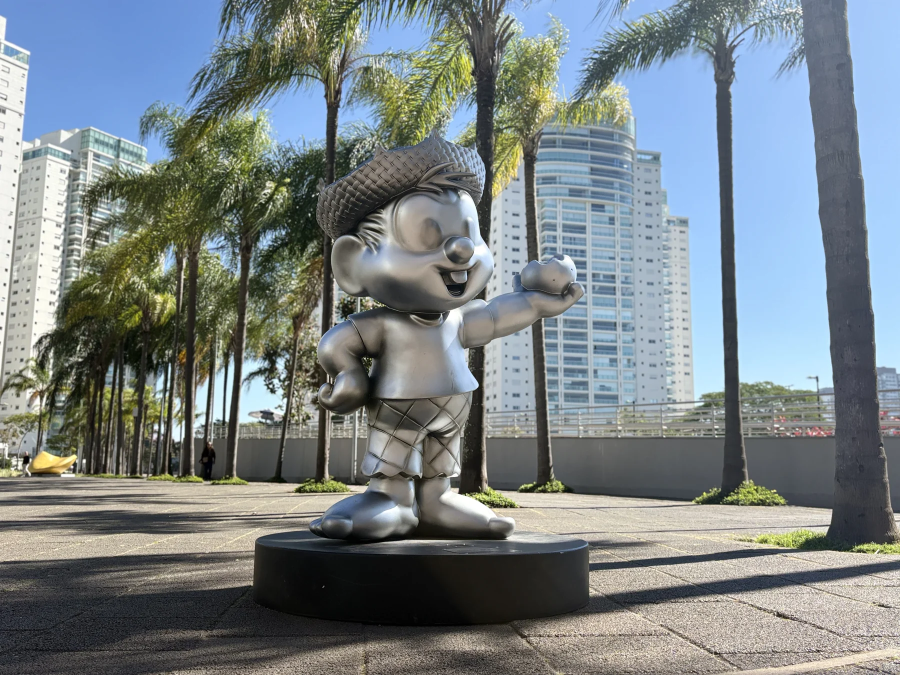 Estátua prateada do Chico Bento chega ao Parque Jardim das Perdizes