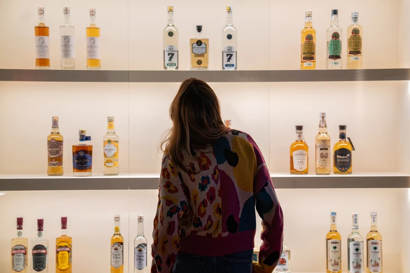 Exposições gratuitas na Casa Firjan celebram cachaça e tempo