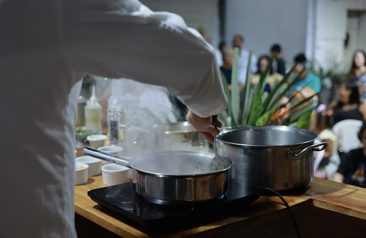 Festival em Itacaré une chefs e marisqueiras na cozinha e na orla