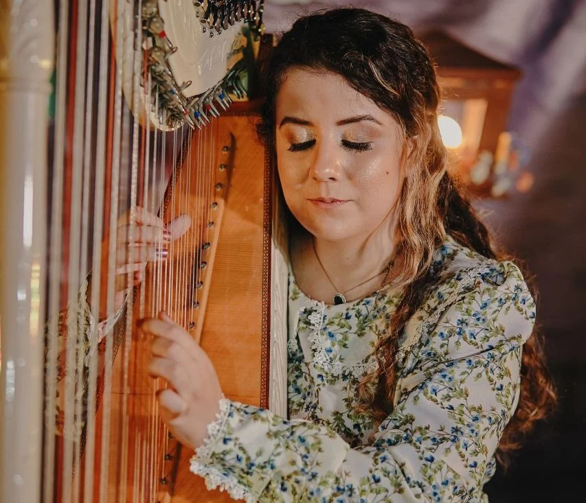 Harpista vende artesanato para voltar ao Rio Harp Festival