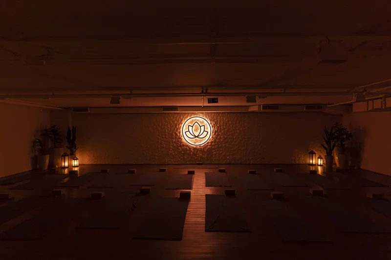 Hot yoga cresce como ritual de autocuidado e foco mental 1 Hot yoga cresce como ritual de autocuidado e foco mental