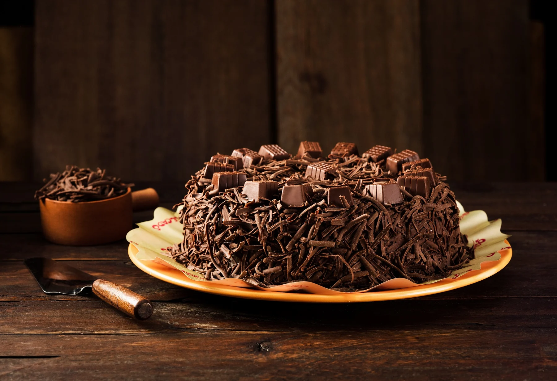 Lecadô dá calda de chocolate grátis em fatias no dia 7 de julho