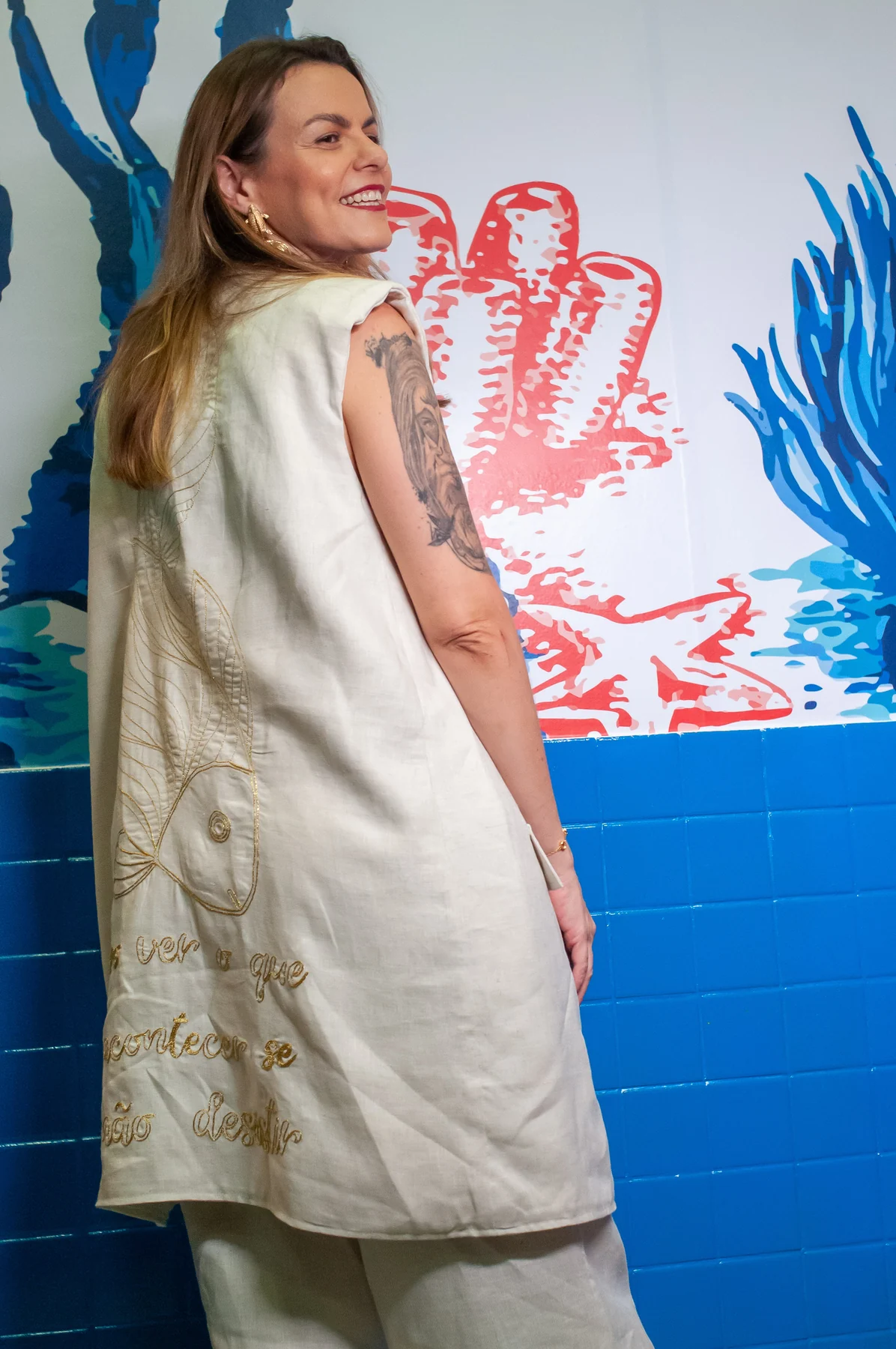 Look de Betto Gomes traduz trajetória de Manuela Ornelas no Rio