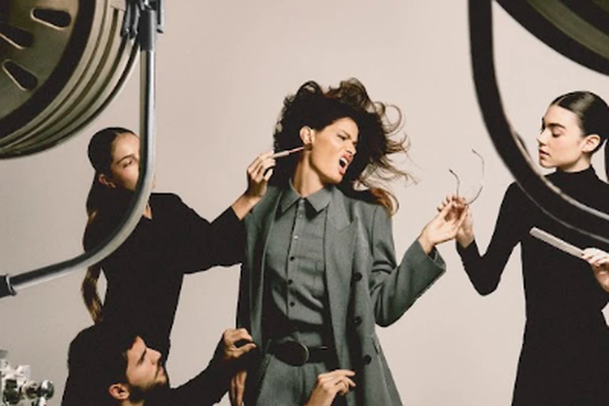 nv lanca superstar com isabeli fontana e revisita a estetica dos anos 2000 featured