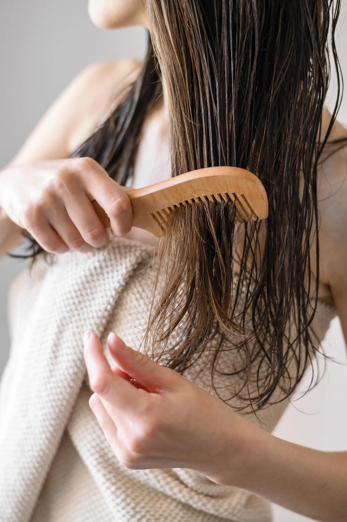 O que muda no cabelo no inverno e como evitar descamação
