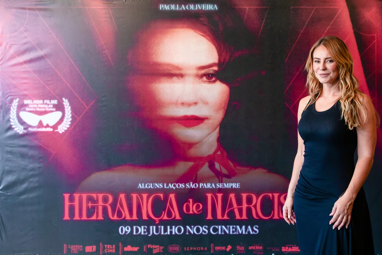 Paolla Oliveira leva família e fãs à pré-estreia de Herança de Narcisa
