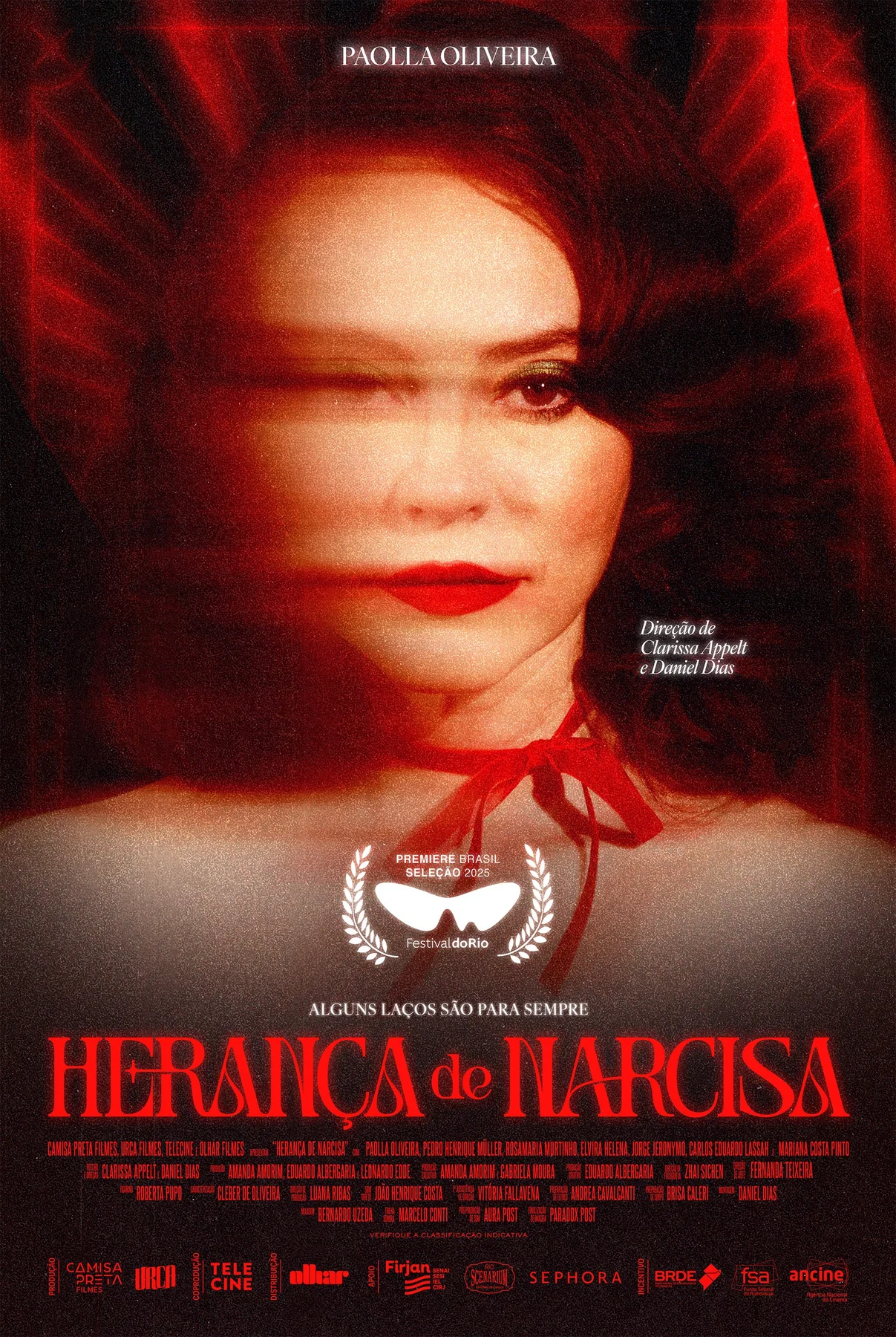 Paolla Oliveira leva família e fãs à pré-estreia de Herança de Narcisa