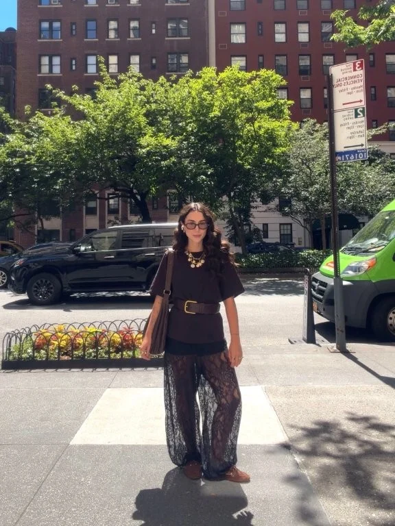 Renda volta ao centro do styling e redefine looks do dia a dia