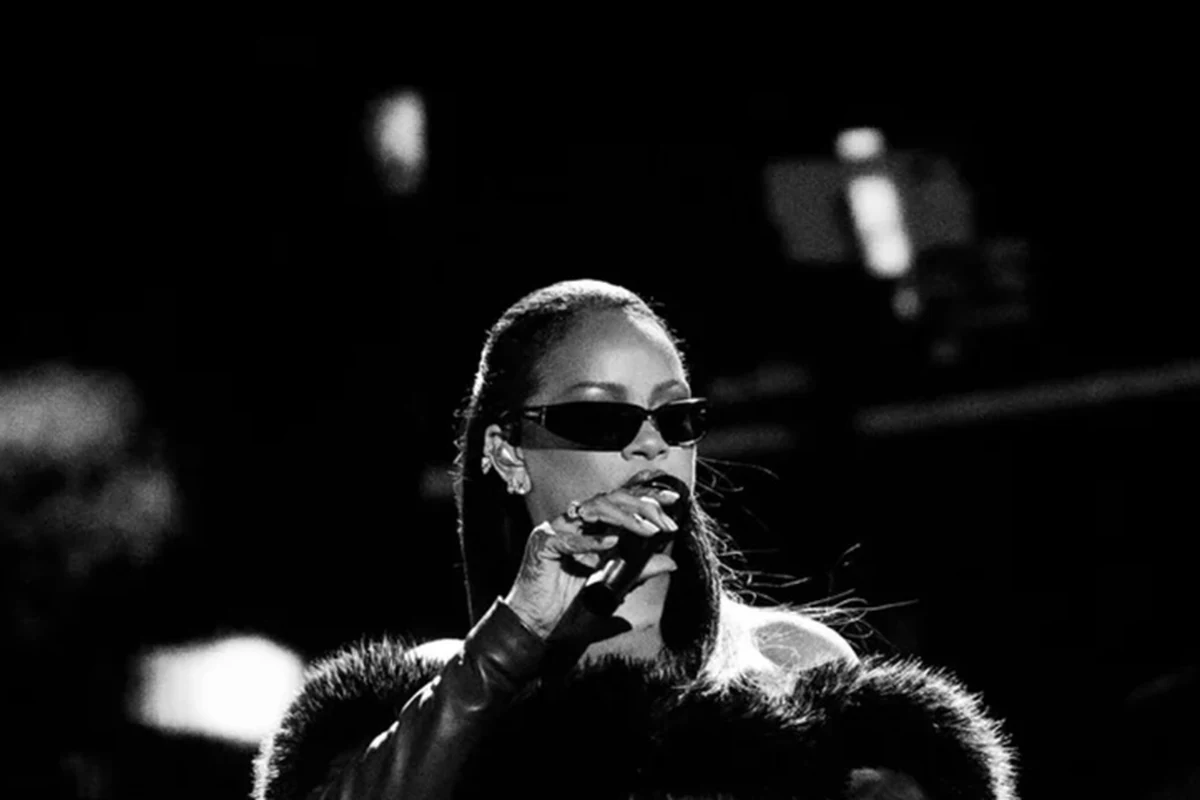 rihanna aposta em saint laurent no palco de jay z featured