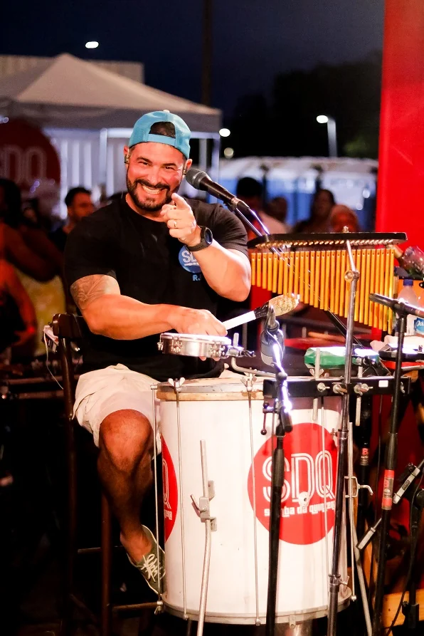 Roda de samba gratuita ocupa a Barra e vira programa até a noite