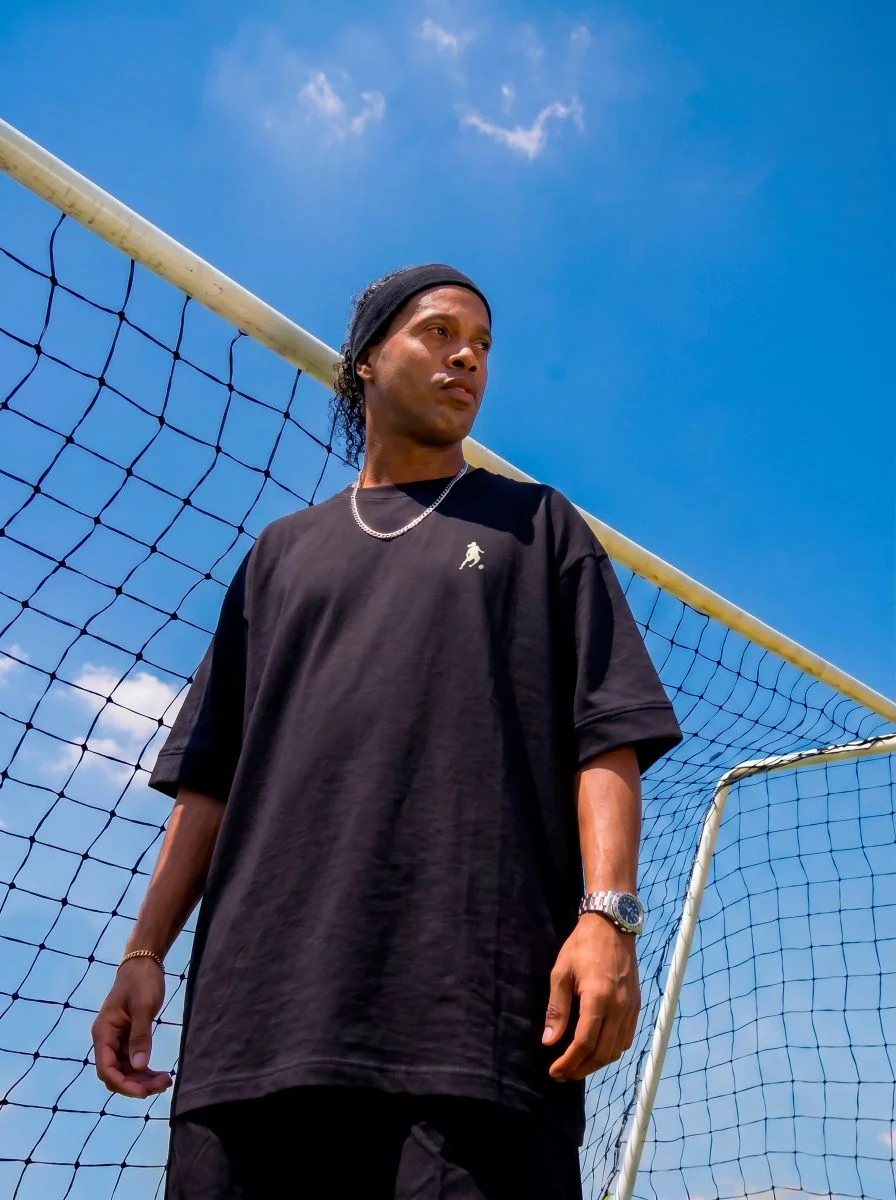 Ronaldinho leva legado do futebol para nova marca de moda