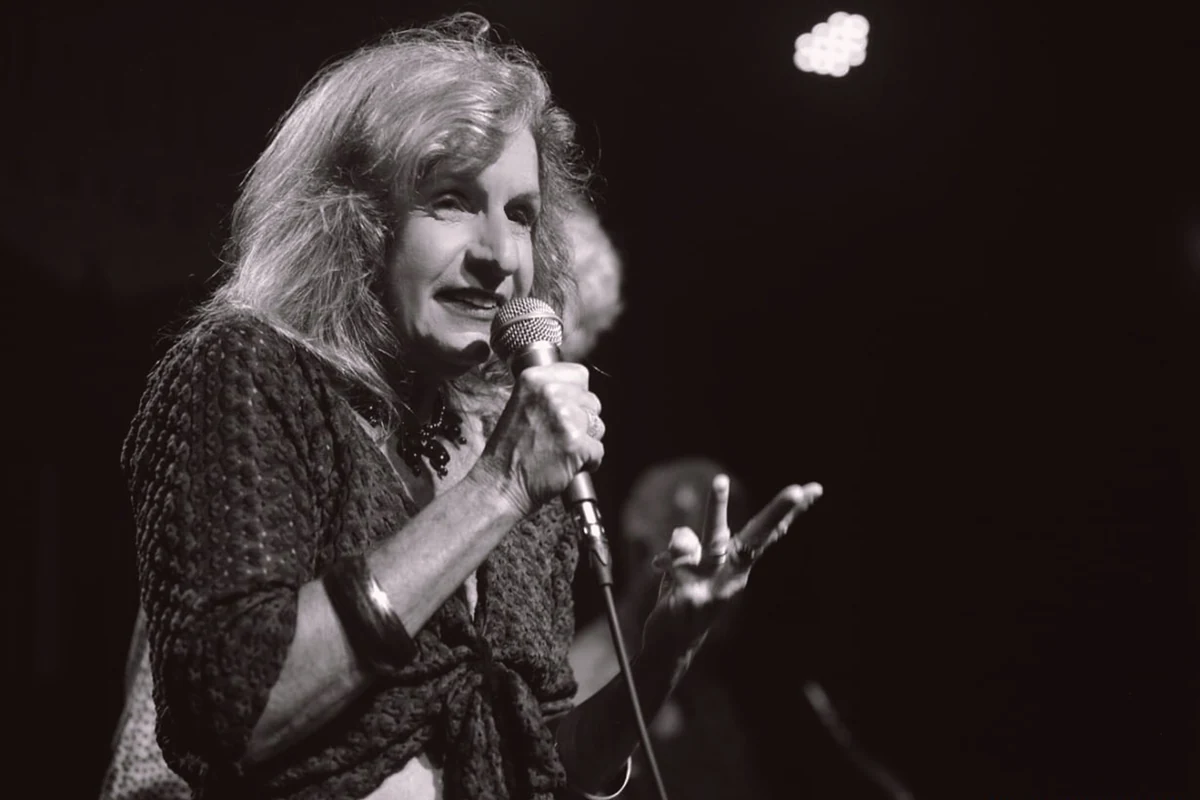 thais fraga revisita carreira em show no cafe pequeno featured
