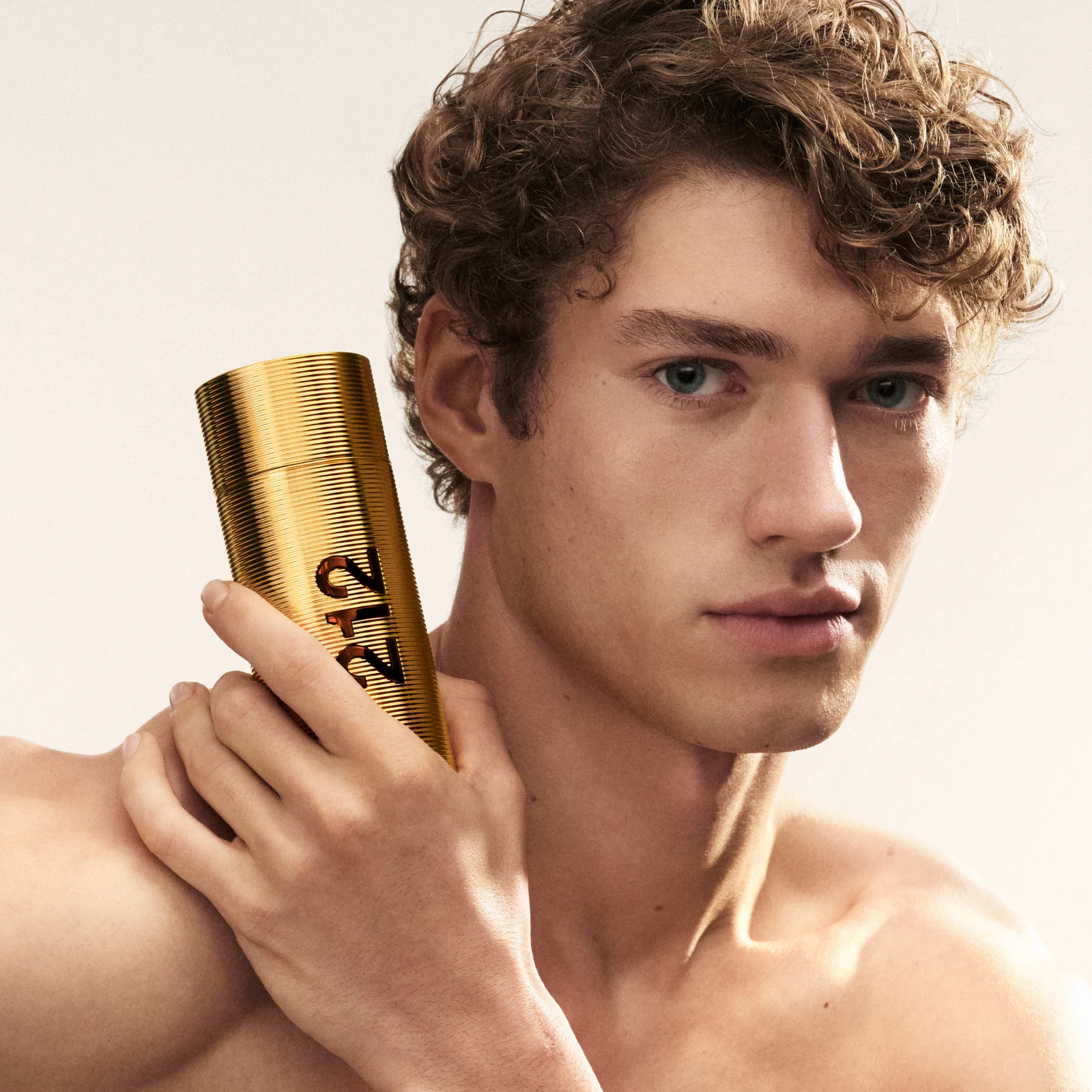 212 Men Parfum leva o legado da linha a uma nova geração