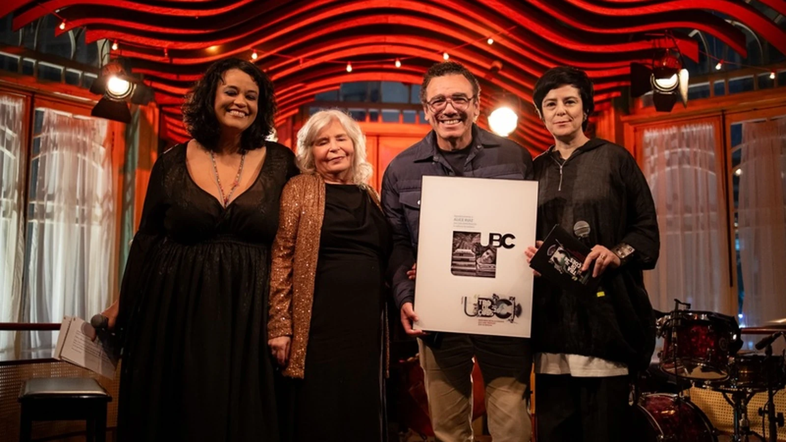 alice ruiz recebe trofeu tradicoes ubc e celebra parcerias na mpb featured