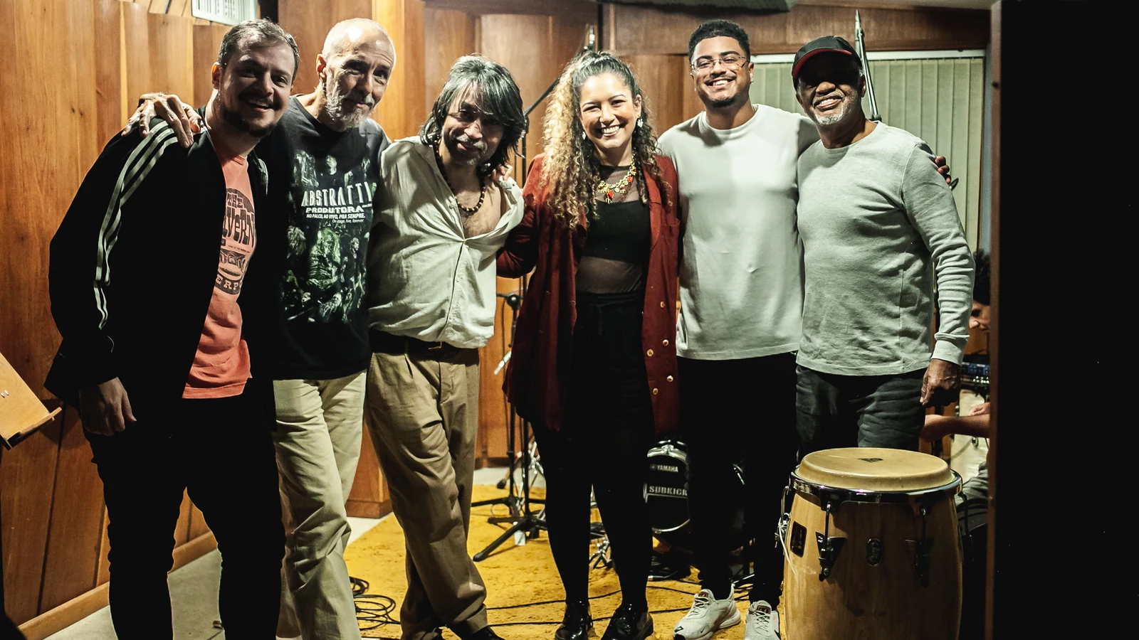 amanda mendonca lanca singles que exploram memoria e pertencimento featured