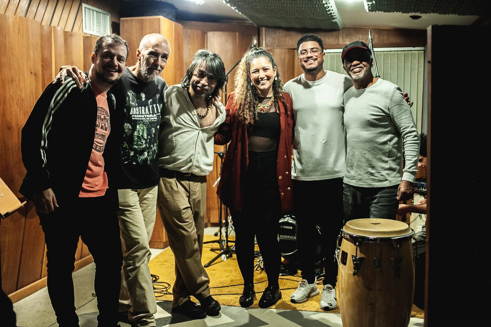 Amanda Mendonça lança singles que exploram memória e pertencimento