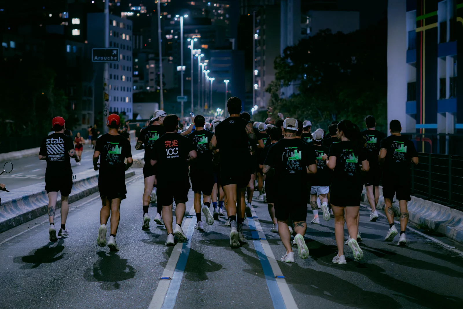 ASICS lança NOVABLAST 6 com corrida noturna e show surpresa de Rael