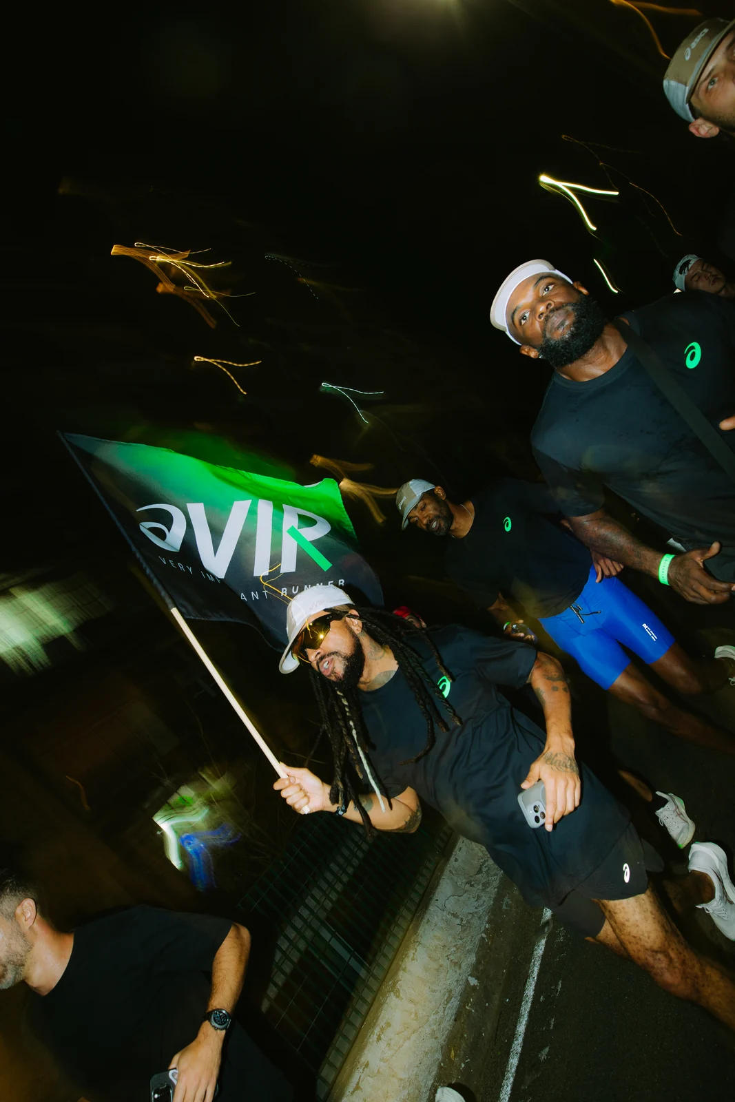 ASICS lança NOVABLAST 6 com corrida noturna e show surpresa de Rael