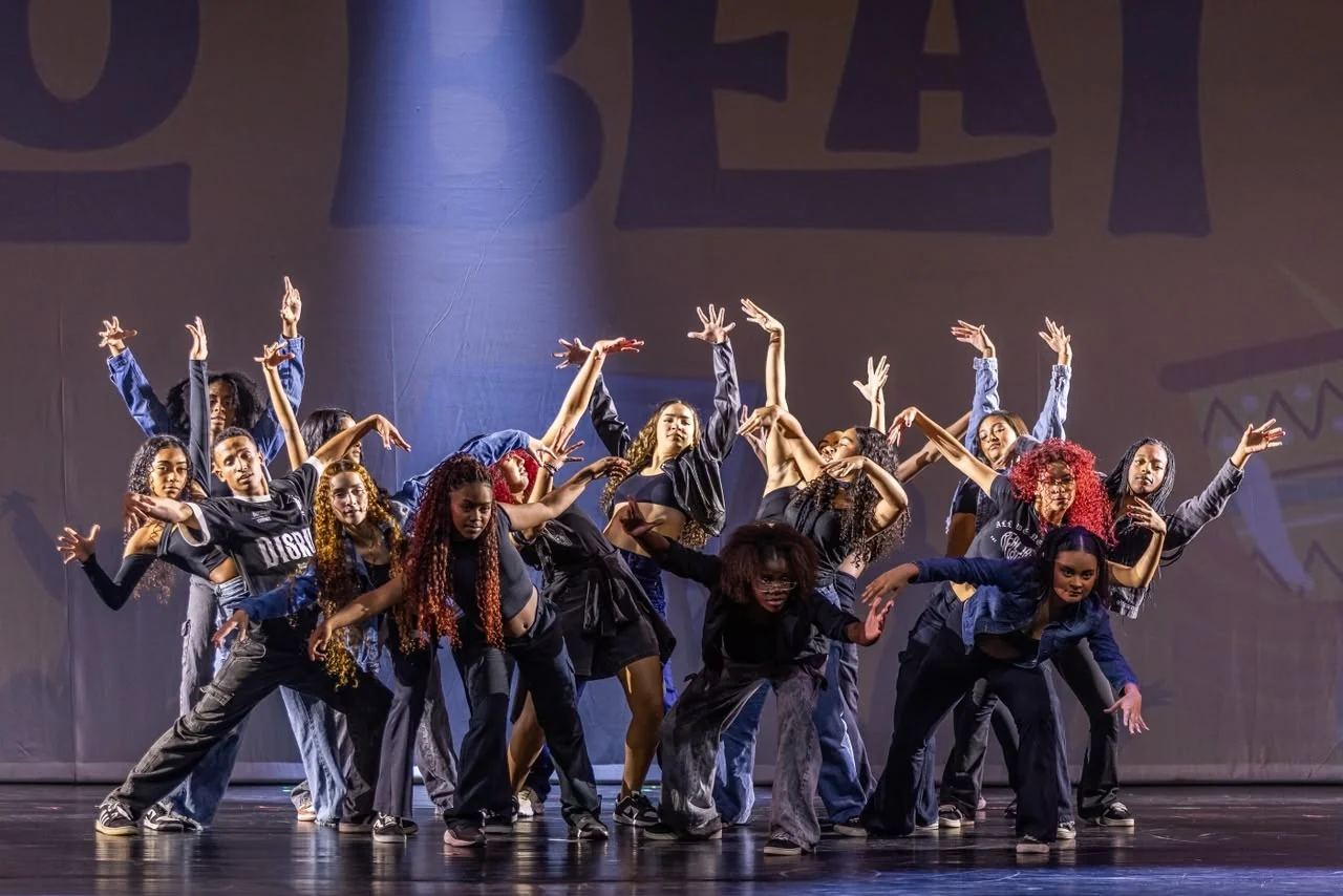 Bailarinos de Manguinhos ocupam o palco do Theatro João Caetano