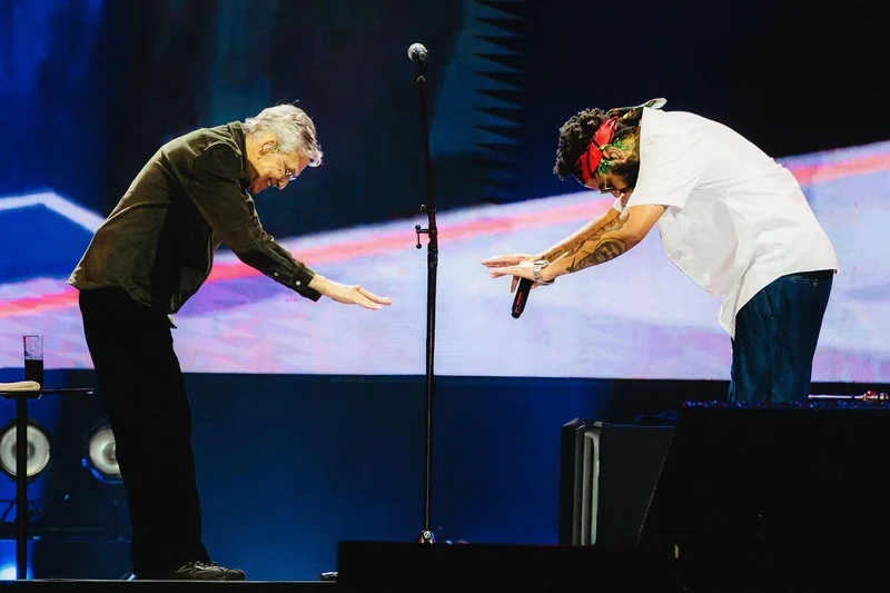 Caetano Veloso e Emicida fecham Doce Maravilha com Rosalía na plateia