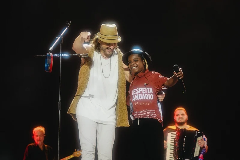 Caetano Veloso e Emicida fecham Doce Maravilha com Rosalía na plateia