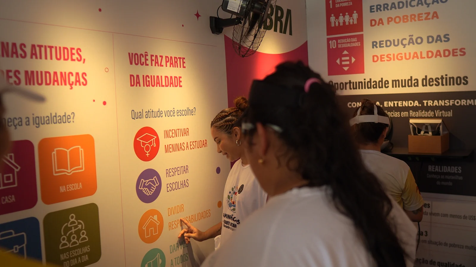 Caminhão ODS leva cultura, realidade virtual e serviços à Praça do Estácio