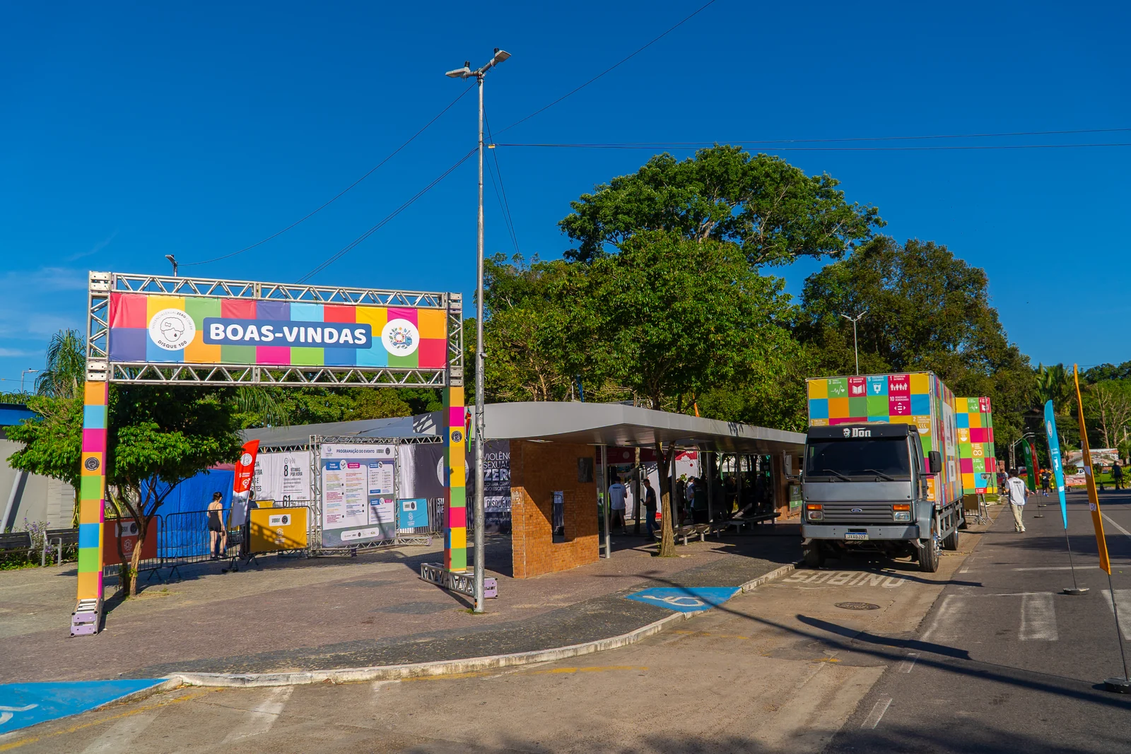 Caminhão ODS leva cultura, realidade virtual e serviços à Praça do Estácio