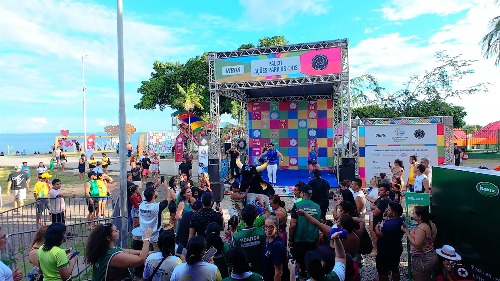 Caminhão ODS leva cultura, realidade virtual e serviços à Praça do Estácio