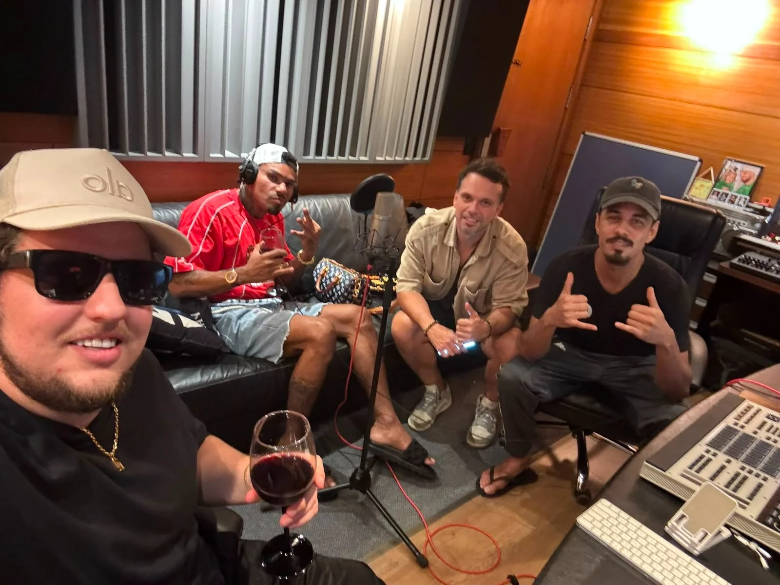 Carlean prepara álbum de estreia com Naldo Benny e Papatinho