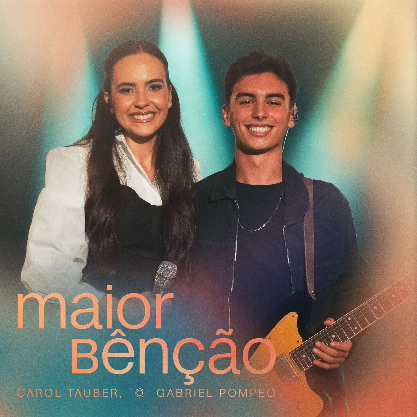 Carol Tauber une pandeiro, adoração e faixa inédita no terceiro volume
