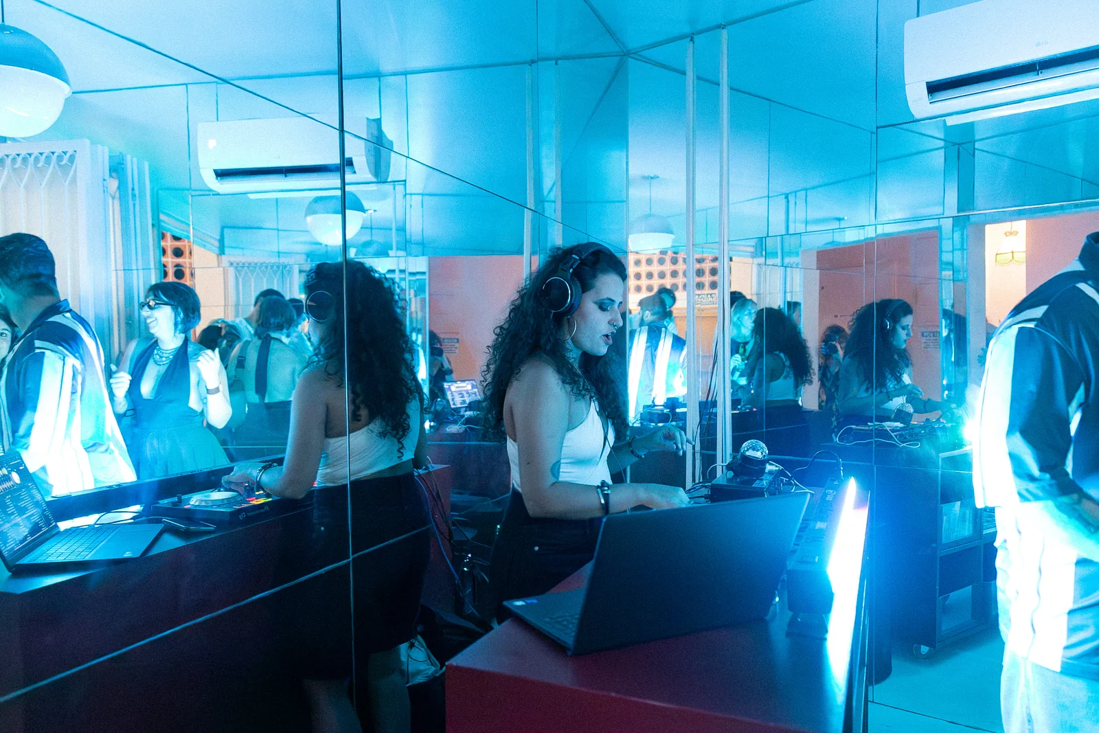 Casa 264 amplia dias e reúne Anitta, cinema e arte em agosto