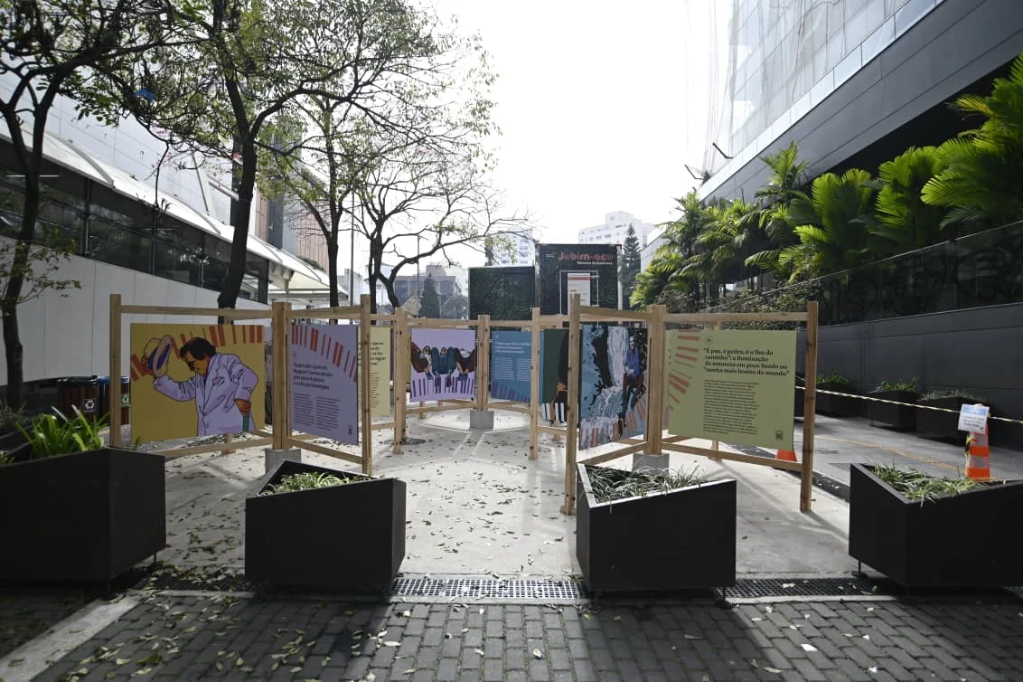 Centenário de Tom Jobim inspira mostra gratuita em caminhão no Rio