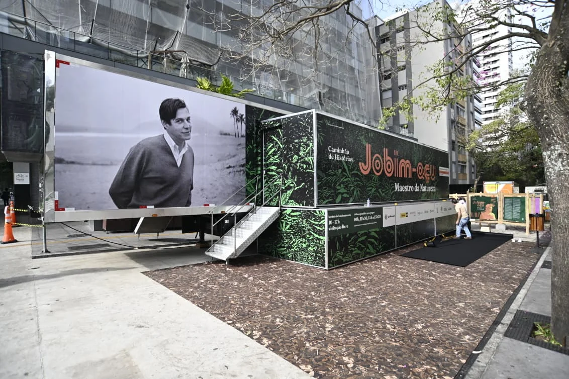 Centenário de Tom Jobim inspira mostra gratuita em caminhão no Rio