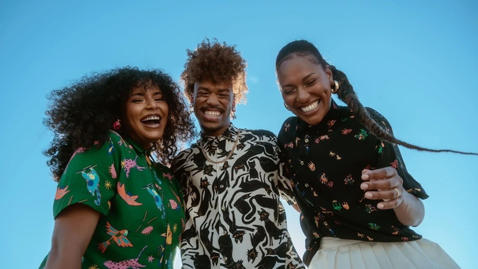 chico rei traduz cotidiano brasileiro em nova linha de camisas featured