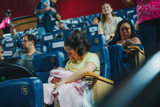 Cinemas no Rio recebem sessões adaptadas para famílias com bebês