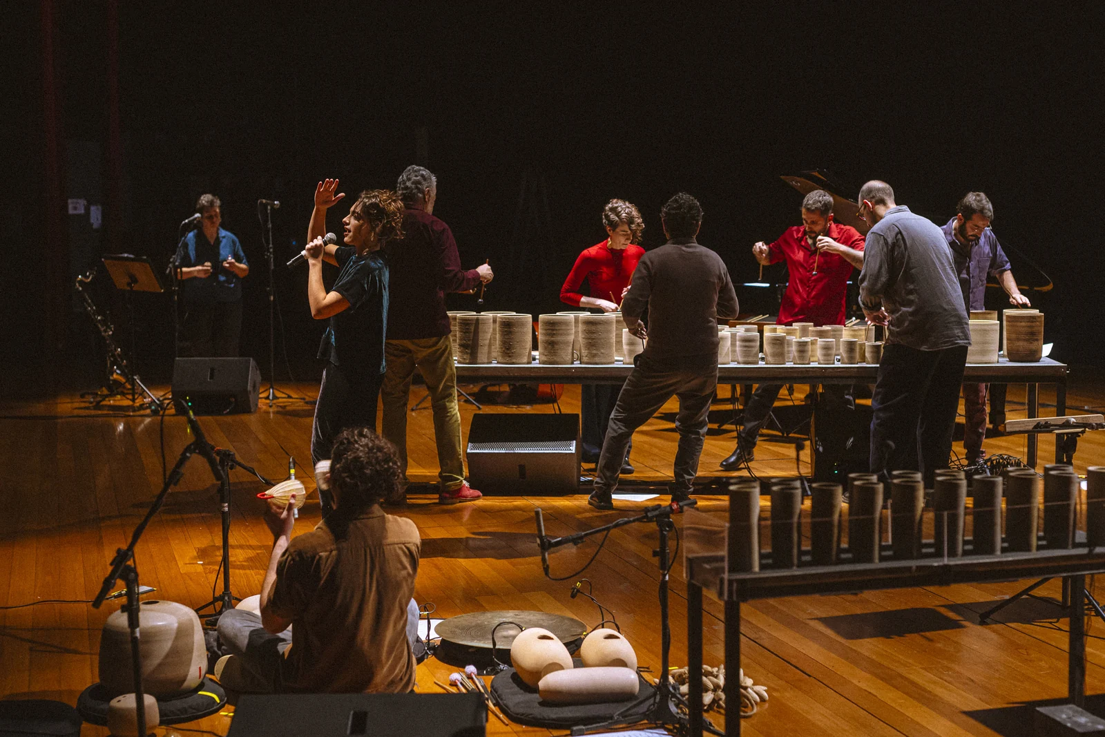 Concerto Mineral afina 103 peças de cerâmica em palco de São Paulo