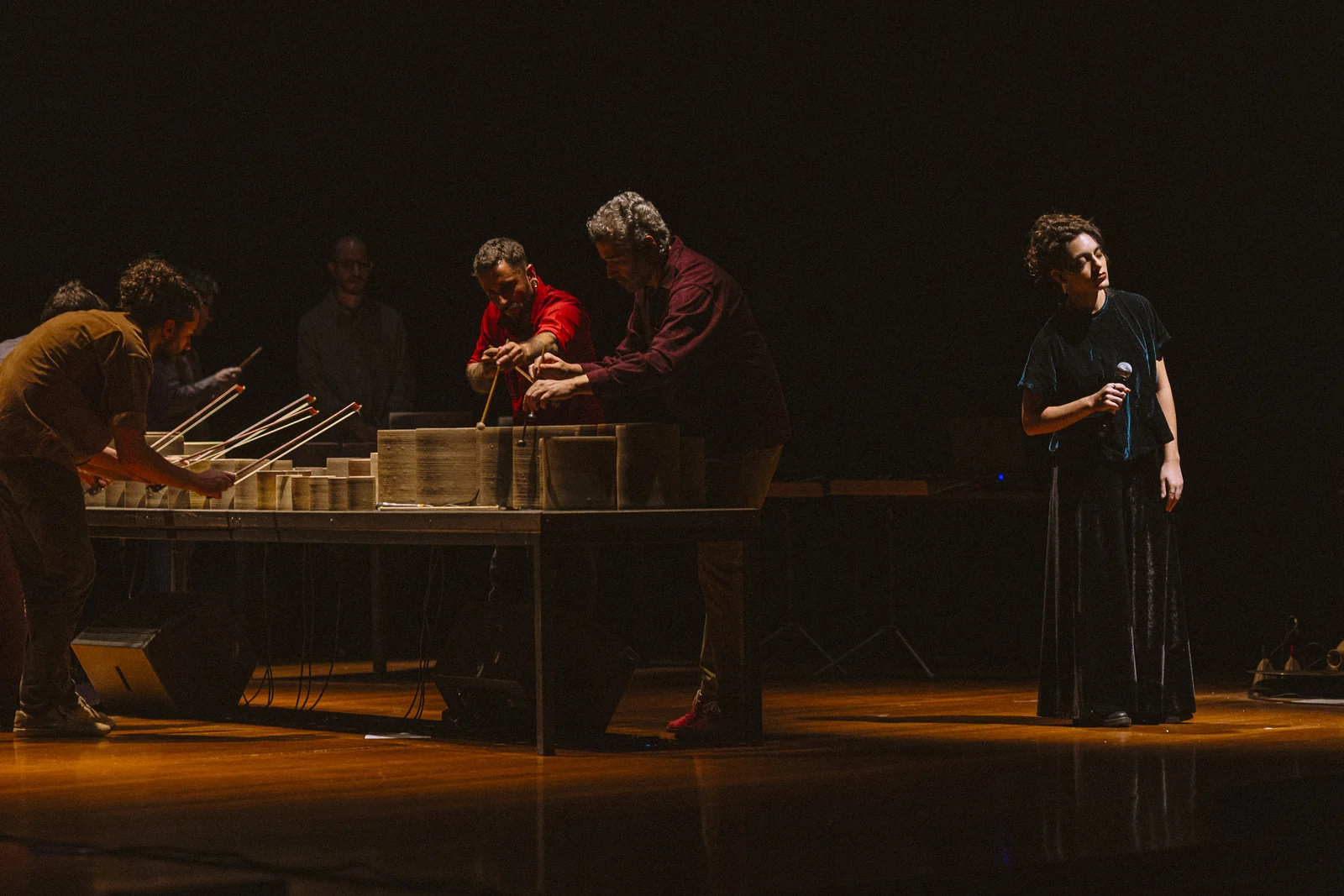 Concerto Mineral afina 103 peças de cerâmica em palco de São Paulo