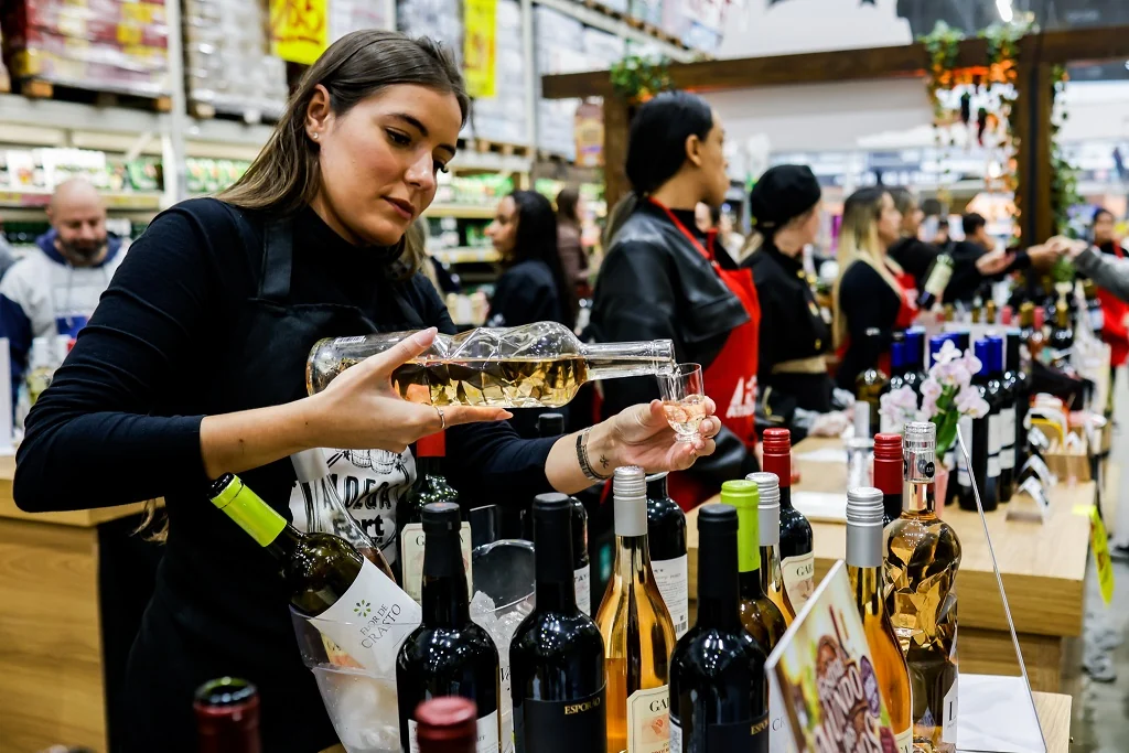 Degustação gratuita de vinhos marca encerramento em Itajaí