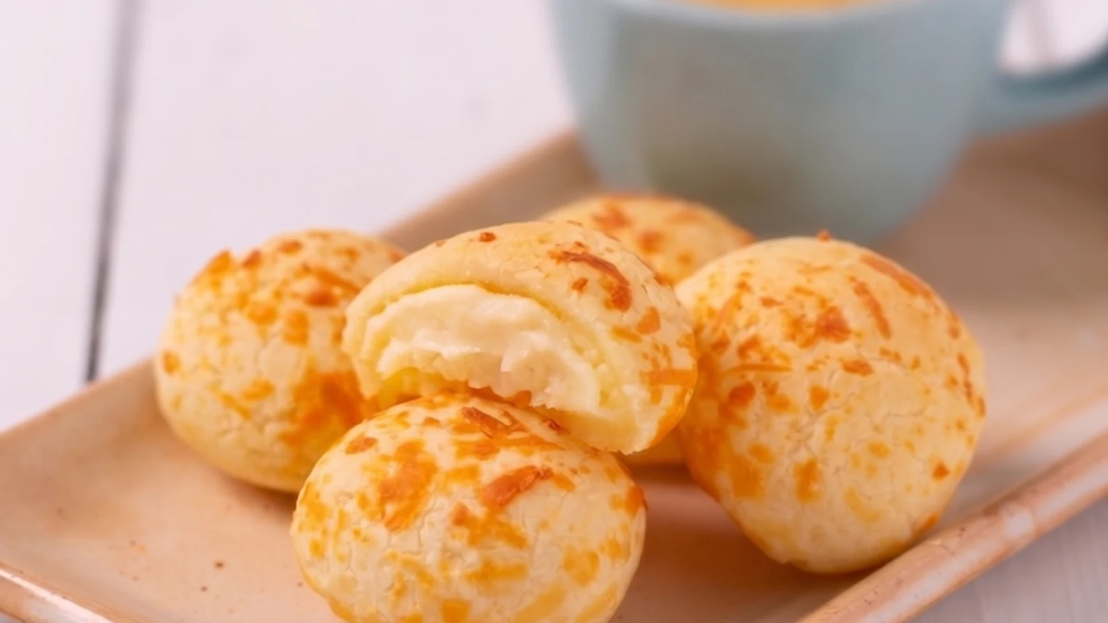 dia do pao de queijo garante cafe de cortesia nas lojas da biscoite featured