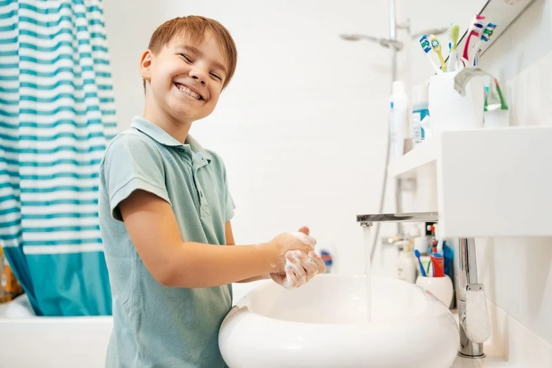 Do lúdico à acne: como o autocuidado muda da infância à adolescência