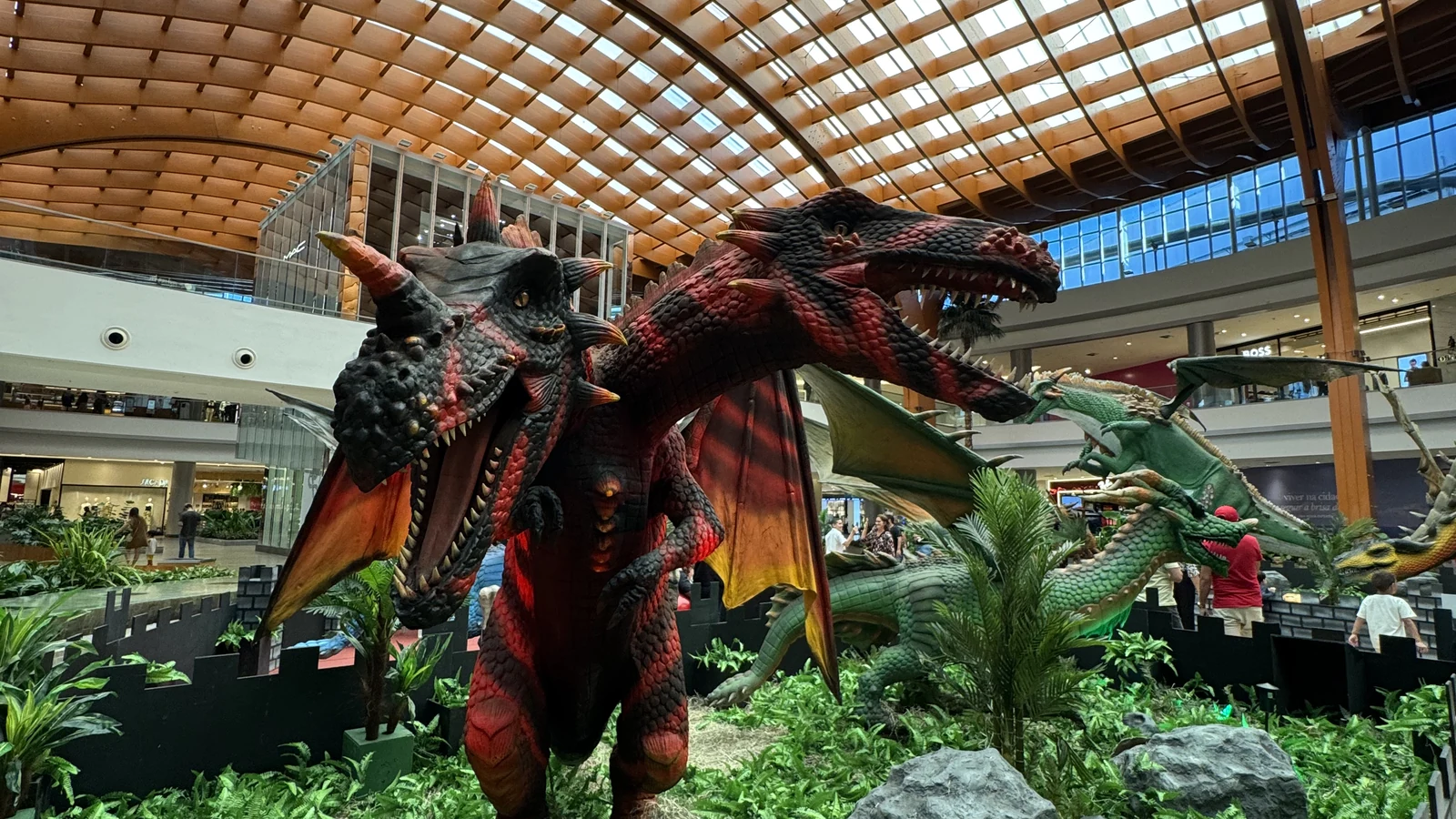 dragoes animatronicos transformam iguatemi bosque em universo mitologico featured