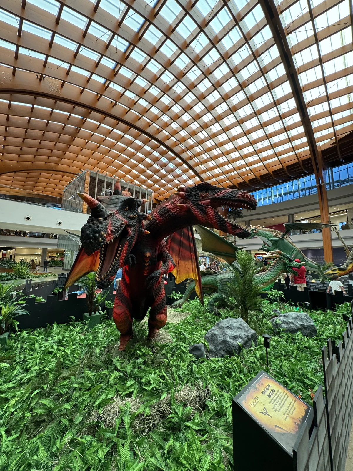Dragões animatrônicos transformam Iguatemi Bosque em universo mitológico