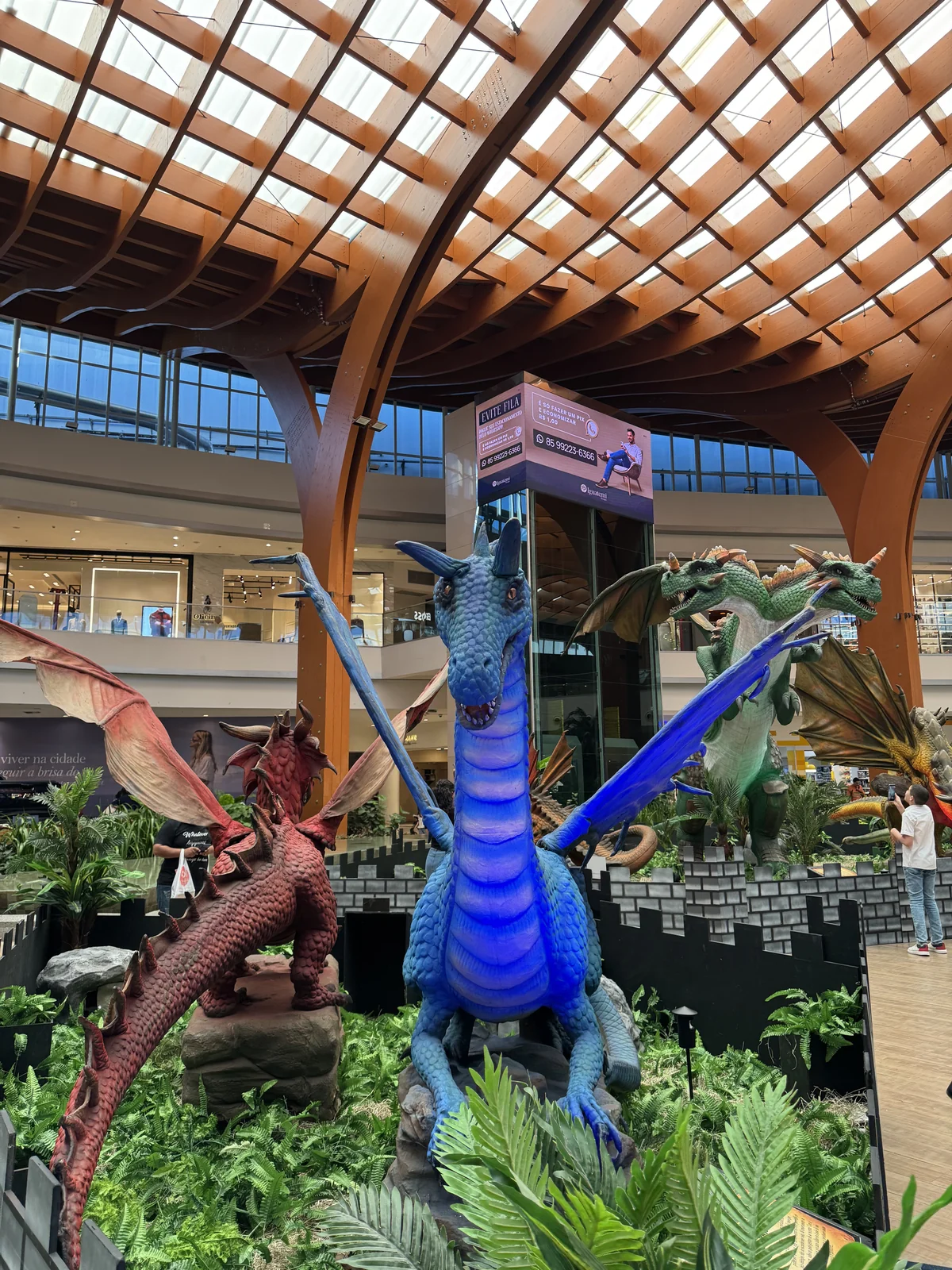 Dragões animatrônicos transformam Iguatemi Bosque em universo mitológico
