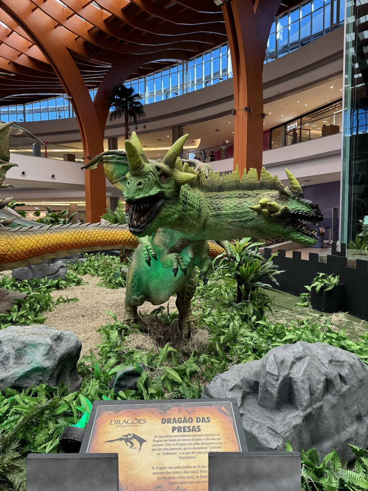 Dragões animatrônicos transformam Iguatemi Bosque em universo mitológico