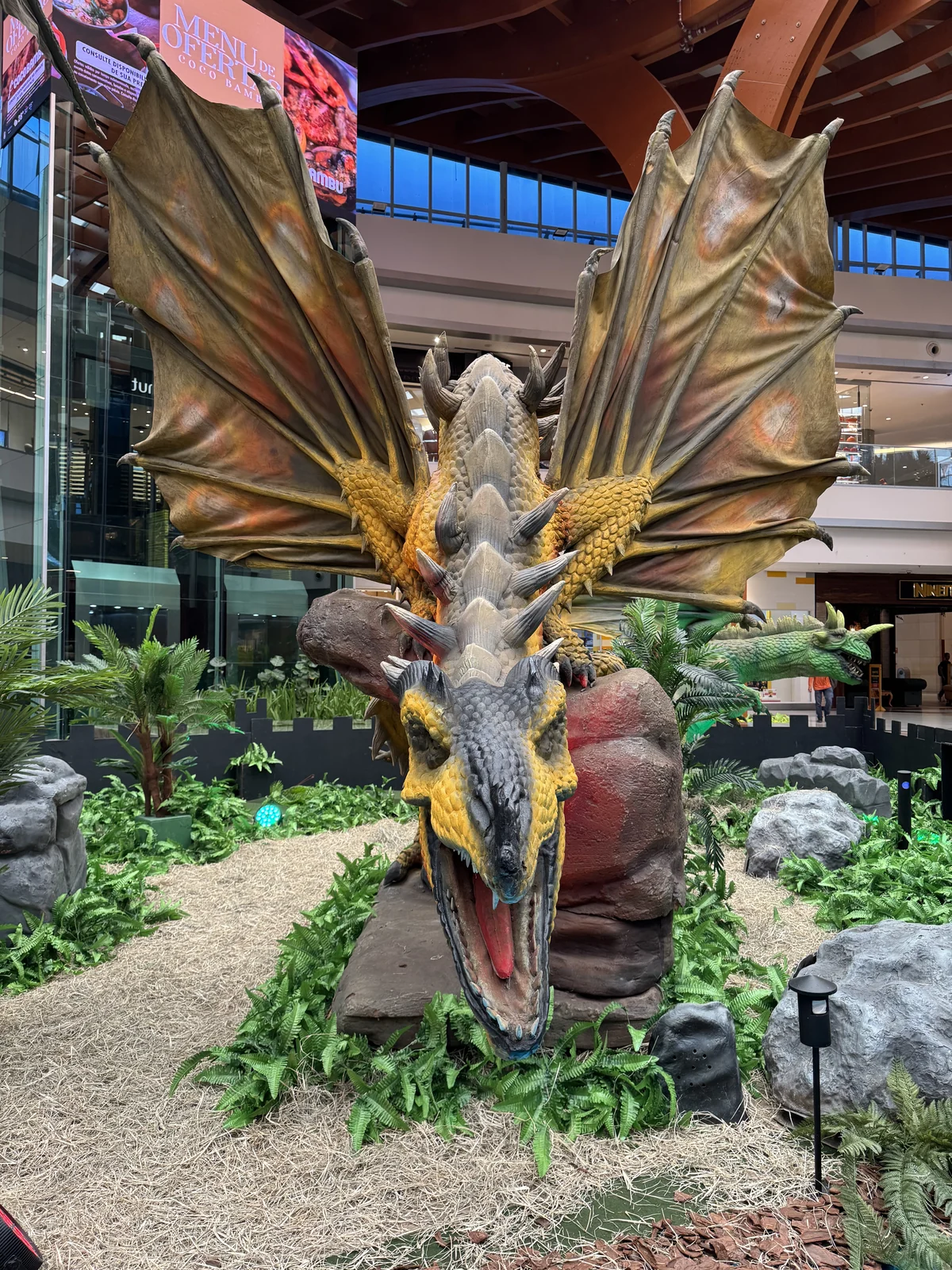 Dragões animatrônicos transformam Iguatemi Bosque em universo mitológico