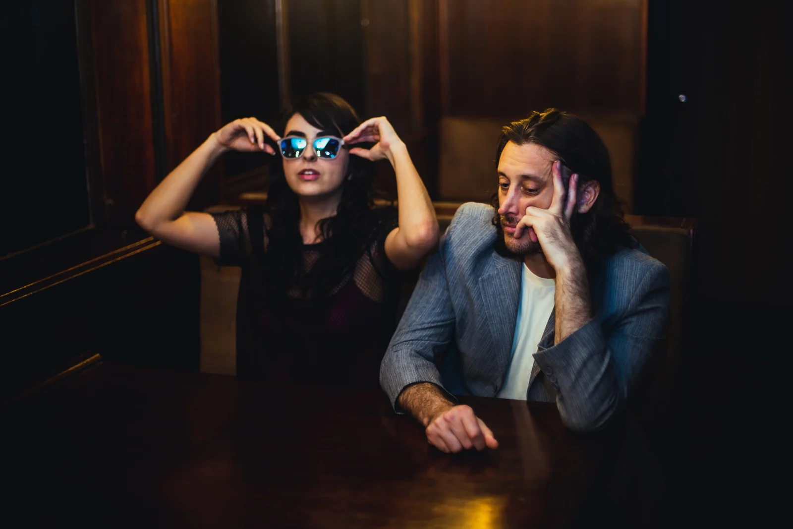 Duo Izza n Evan desafia invisibilidade artística com álbum de estreia