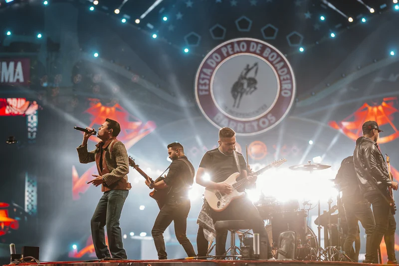 Encontro de gerações do sertanejo faz a arena pulsar na 71ª Festa do Peão de Barretos