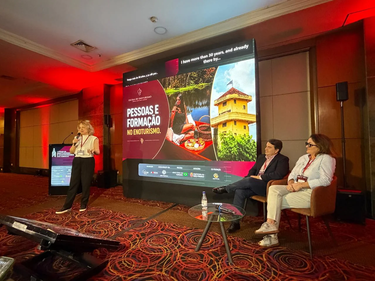 Enoturismo responde por 34% da receita de vinicolas e exige formacao