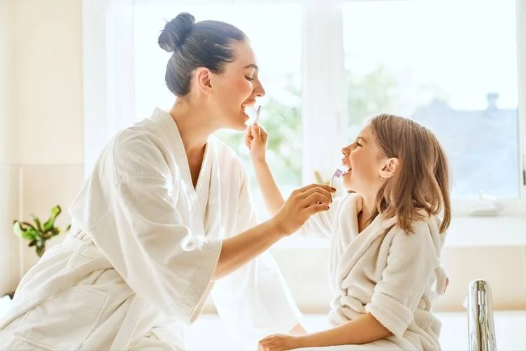 Escovação da infância repetida na vida adulta ameaça gengiva e dentes